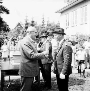 Schützen- und Volksfest: Veranstalter Heimatring und Ahrensburger Schützengilde: stellvertretender Bürgervorsteher Heinz Beusen überreicht August Sauermann vom Schützenverein Klein Wesenberg den Ahrensburger Stadtpokal