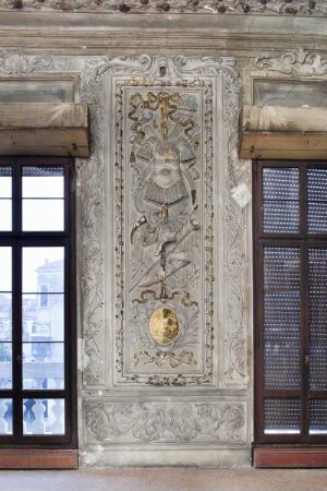Stuckdekorationen mit Putti, Trophäen und Medaillons — Stuckfeld mit Trophäen und Medaillon