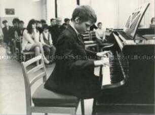Junger Pianist beim Vorspiel
