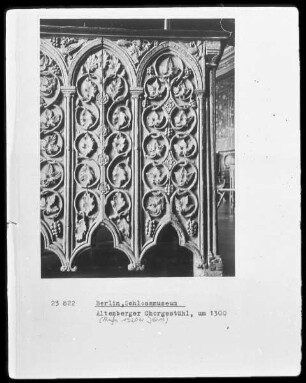 Altenberger Chorgestül, Verzierungen im gotischen Stil mit Bemalungen auf dem Rückenlehnen