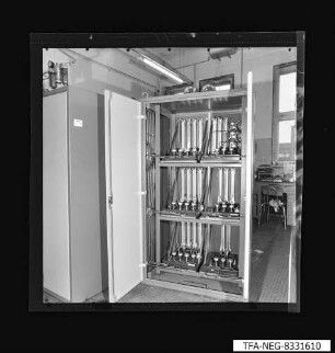 Schaltschrank Mediensteuerung geöffnet, Gesamtansicht 1, Foto 1983