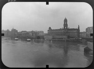 Dresden-Altstadt, Terrassenufer. Blick von der Augustusbrücke über die Elbe bei Hochwasser zur Brühlschen Terrasse
