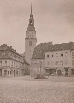 Frankenberg, Marktplatz : Frankenberg, Kirche, alte Kantorei und Brunnen vom Marktplatz