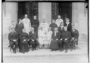 Primizfeier Eisele in Sigmaringen 1931; Gruppenbild vor dem Hotel Deutsches Haus; im Mittelpunkt Neupriester Eisele mit Primizbräutchen