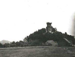 Jestřebí (Tschechien/Habichtstein). Ortsansicht mit Burgruine Habichtstein. Blick von Südwesten