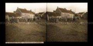 Sonntagsmusik der Militärkapelle auf dem Marktplatz in Leffinge