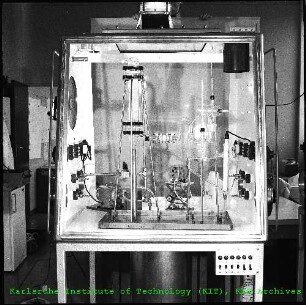 Glovebox mit unbekanntem Versuchsaufbau in der Abteilung Radioaktive Abfälle (ABRA)