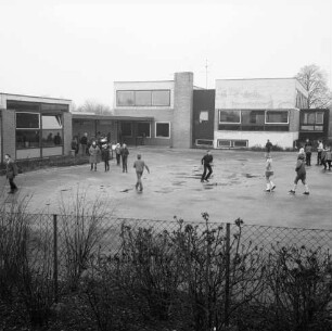 Fritz-Reuter-Schule: Sonderschule: Fritz-Reuter-Straße: davor Schüler auf Schulhof: Maschendrahtzaun, Hecke