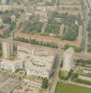 Dresden-Altstadt. Bebauung an der Grunaer Straße. 15-geschossige Punkthochhäuser (1968-1970; K. Röthig, H. Berndt, P. Schramm), Hotel "Dorint" (1990/1995) und 5-geschossige Wohnbauten (1951-1952, B. Klemm). Luftbild-Schrägaufnahme von Süden
