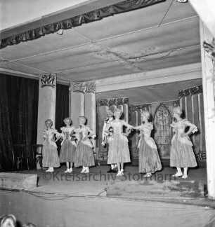 Weihnachtsmärchen: Hotel Oldesloer Hof: Saal: "Aschenputtel": Aufführung von Städtischem Musikkreis: Bühne: Szenenbild: mit Schauspielern, 21. Dezember 1956