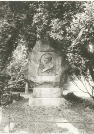 Lortzing-Gedenkstein. Detmold, Rosental. Relief von Rudolph Hölbe