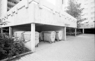 Freiburg, Weingarten: Müllplatz zwischen Terrassengaragen
