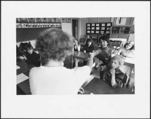Lehrerin und Schüler in einem Klassenzimmer