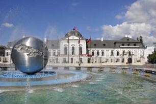 Springbrunnen : Vor dem Präsidentenpalast befindet sich dieser überdimensionale Springbrunnen. Aufgenommen in Bratislava am 7. September 2009