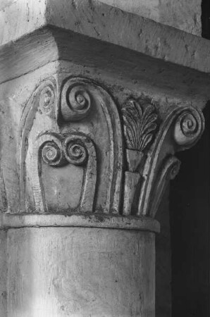 Scheidbogenkapitell mit pflanzlichen Ornamenten