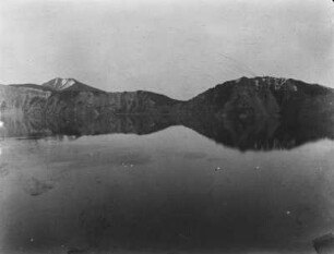Crater Lake : Blick über den Crater Lake in Richtung des Dutton Cliffs des Mount Mazama.