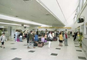 Dresden-Klotzsche, Flughafenstraße. Flughafen Dresden. Terminal 2. Wartende am Check in-Schalter
