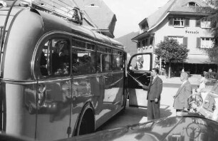 Titisee: Haltestelle mit Postbus; Schwarzwaldhotel