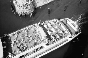 Lindau: Löwendenkmal an der Hafeneinfahrt, vom Leuchtturm aus mit vorbeifahrendem Schiff, von oben