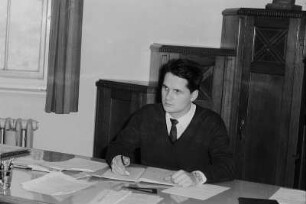 [Portrait am Arbeitsplatz]