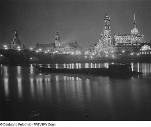 Dresden. Blick vom Neustädter Elbufer in Höhe des Japanischen Palais nach Südosten auf die Altstadt