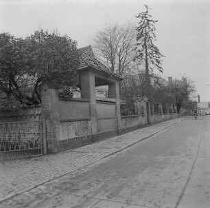 Pavillon mit Einfriedung