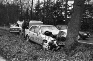 Verkehrsunfall: Beimoorweg: Mercedes-Pkw fährt gegen Baum: Polizisten bei Untersuchung des Unfallwagens, Polizeiwagen, Pkw: 17. Februar 1999