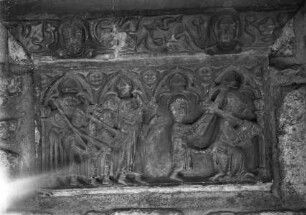 Ostflügel — Relief