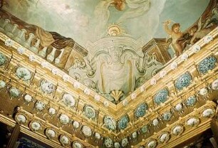Aurora im achtspännigen Wagen, gefolgt von Apoll in seinem Wagen, umgeben von Chronos, der stürzenden Finsternis, den vier Erdteilen, den vier Jahreszeiten und dem Zodiakus