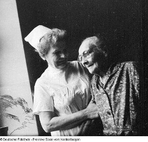 Schwester mit Seniorin