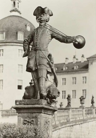Schloss Moritzburg, Jägerskulptur auf der Balustrade der Auffahrt