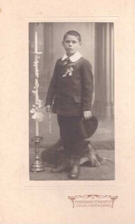 Foto Junge im Kommunionsanzug