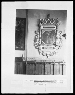 Mittelbild: Der gekreuzigte Christus