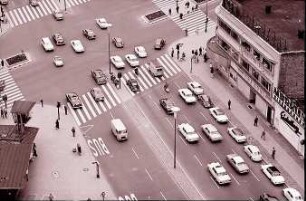 Berlin: Vom Dach des Allianzhauses auf Kreuzung Joachimstaler Straße - Kurfürstendamm; Ausschnitt Verkehr