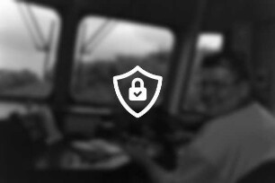 Lokführer [Name maskiert] auf dem Führerstand einer Diesellok