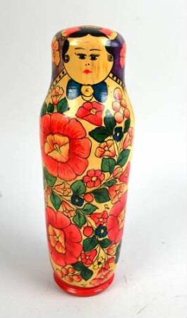 Matrjoschka als Hülle für eine Flasche