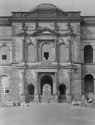 Dresden, Gemäldegalerie, Mittelbau, Ansicht vom Theaterplatz aus