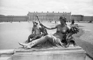 Versailles: Statuen am Springbrunnen, Göttin
