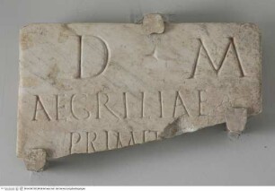 Tafelfragment mit Grabinschrift "D(is) M(anibus) //AEGRILIAE..."