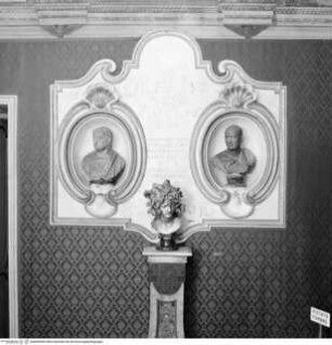Ex dono Clementis XI. mit Porträtbüsten und Medusenhaupt Berninis