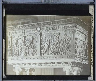 Florenz, S. Lorenzo,Florenz, S. Lorenzo, Passionskanzel : Bronzerelief, Kreuzigung und Kreuzabnahme/Beweinung (Nordseite), Grablege Christi (Westseite)