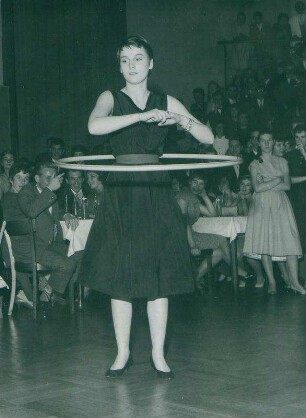 Hula Hoop. Ball im Studentenhaus am Steinplatz