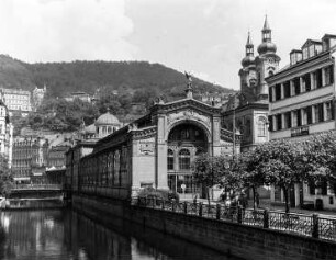 Sprudelkolonnade : Karlsbad (Karlovy Vary/Tschechische Republik). Sprudelkolonnade und Kirche St. Maria Magdalena