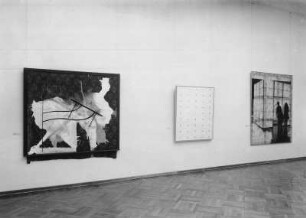 Dresden. Ausstellung "Wort und Weise. Exemplarisches aus der Sammlung Reiner Speck, Köln" im Georgenbau des Dresdner Schlosses vom 06.06.-22.08.1990 (S. Polke, Tischrücken, Dispersion, Stoff, Lösungen V, Lack, Sackleinen, weißer Raum, Polyester, Kunststoffsiegel)