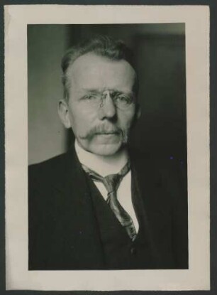 Porträt Prof. Eduard Spranger : Prof. Eduard Spranger hat den Minister für Wissenschaft, Kunst und Volksbildung gebeten, ihn von den Pflichten eines ordentlichen Professors der Philosophie und Pädagogik an der Universität Berlin zu entbinden