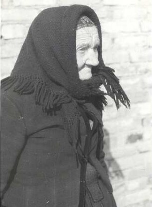 Kirchgangstracht im Winter aus Nochten : Kleidung - Truhentracht. Ort: Wochozy / Nochten. Großmutter Klamor in der winterlichen Kirchgangstracht. Zipfeltuch und Kutte (im Sommer Jacke)