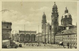 München Odeonsplatz mit Feldherrnhalle und Theatinerkirche