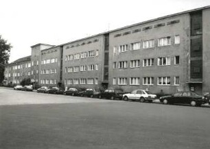 Dresden-Trachau. Wohnsiedlung der Gewobag (1928/um 1935; H. Richter). Wohnblock, Kopernikusstraße 27/33. Straßenansicht