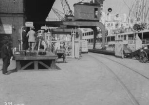 Im Hamburger Hafen : Nach der Ankunft im Hamburger Hafen. Aufbau einer Kamera für (Film-) Aufnahmen.