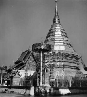 Reisefotos Thailand. Chiang Mai. Wat Doi Suthep (). Goldener Chedi (1525 vollendet) mit einem Zeremonien-Schirm